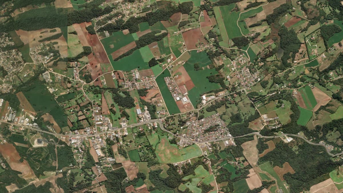 Campos e pequenas propriedades no interior do Paraná