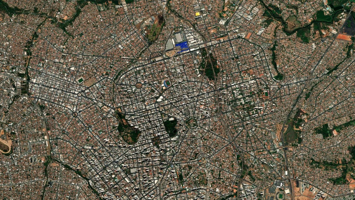 Expansão urbana sobre áreas de cerrado